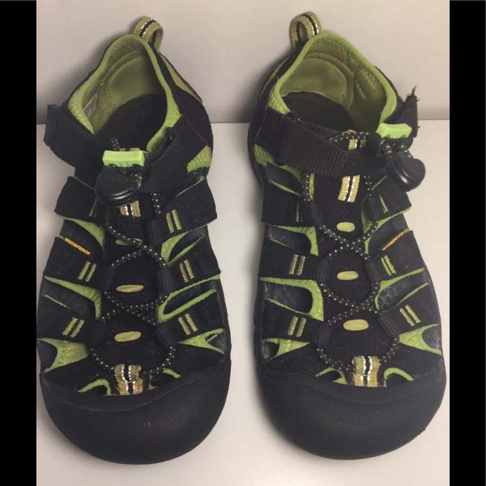 KEEN NEWPORT WP Black/Lime Green Sandal sz 4Youth